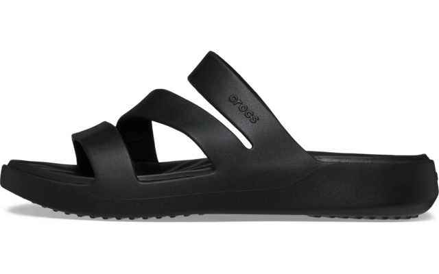 Sandalia negra con tres tiras, vista lateral, sobre fondo blanco