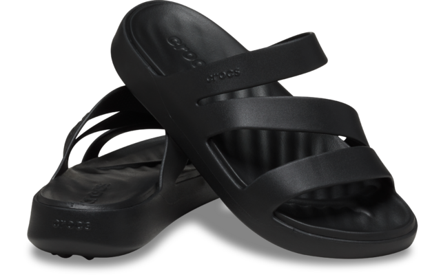 Dos sandalias negras tipo slide con tres tiras cruzadas y plantilla acanalada