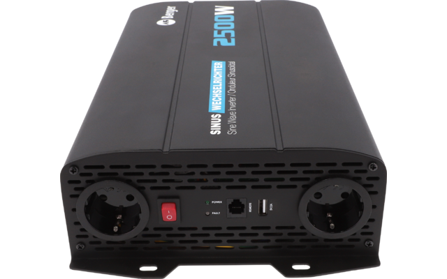 Schwarzes rechteckiges Gerät mit blauer Aufschrift '2500W', zwei runden Steckdosen, rotem Schalter, zwei USB-Anschlüssen und Lüftungsschlitzen