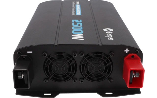 Schwarzes rechteckiges Gerät mit zwei Lüftern, rotem Plus-Anschluss rechts, schwarzem Anschluss links und blauem '2500W'-Schriftzug auf der Oberseite