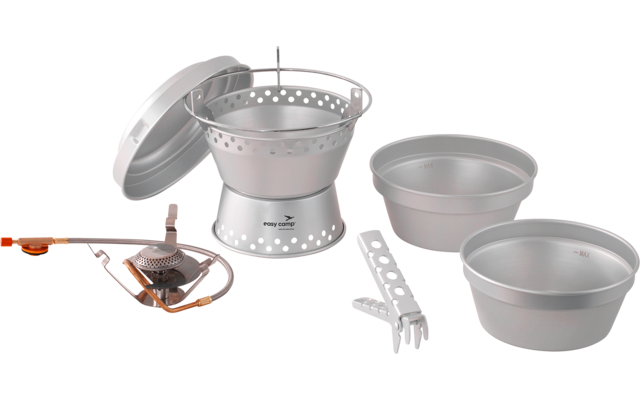 Mehrere metallene Teile: rundes, gelochtes Gefäß mit losem Deckel, zwei runde Schalen, kleiner Brenner mit Kupferleitung und klappbarer Topfgriff