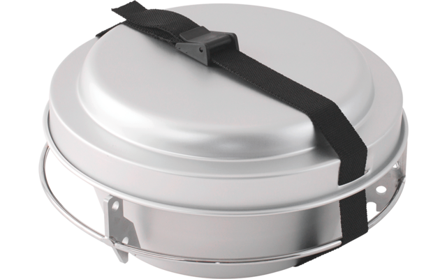 Rundes silbernes Metallgefäß mit Deckel, schwarzer Riemen mit Kunststoffschließe darüber und Metallbügel am Rand