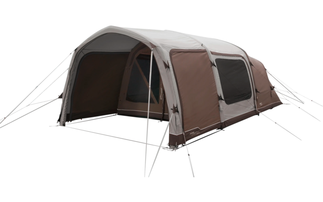 Braunes und graues Campingzelt mit mehreren Abspannleinen und geschlossenen Fenstern
