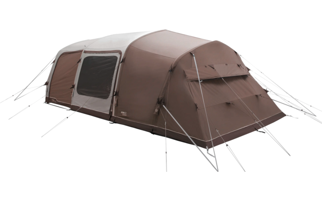 Großes, aufgebautes Campingzelt mit mehreren Kammern und geöffnetem Eingang