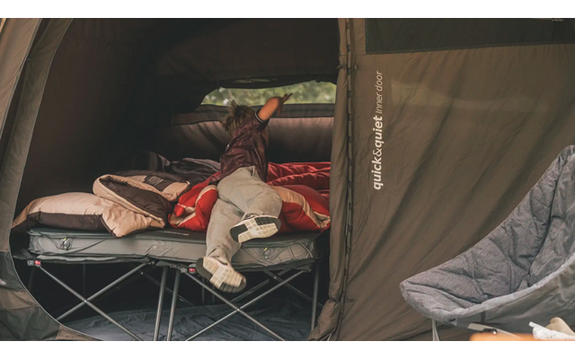 Schlafplatz mit Hund in einem Zelt