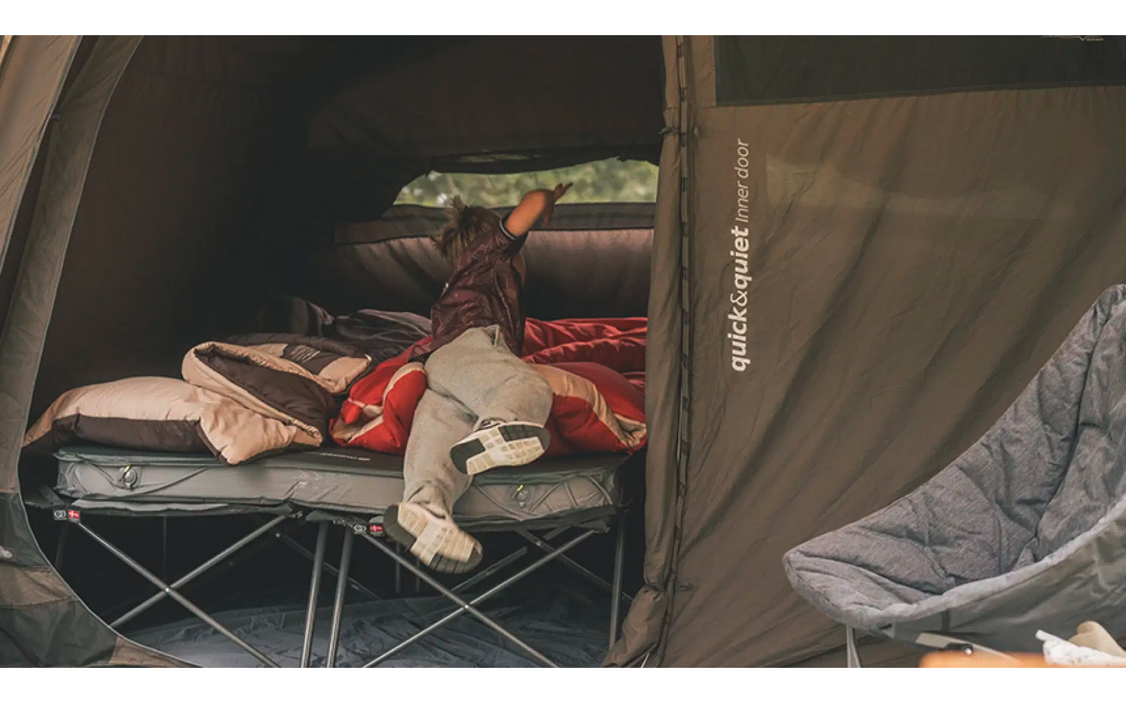 Schlafplatz mit Hund in einem Zelt