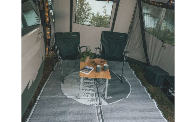 Zelt mit zwei Liegestühlen, einem kleinen Tisch und einer faltbaren Leiter, draußen sichtbar durch ein Fenster