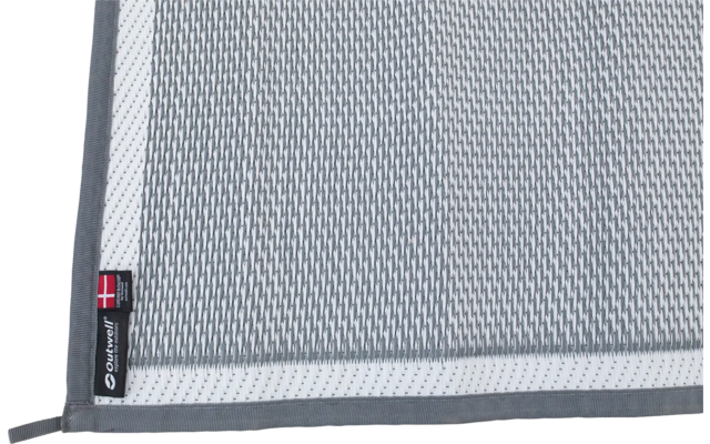 Detailaufnahme eines grauen Netzes mit schwarzem Rahmen und rotem Logo