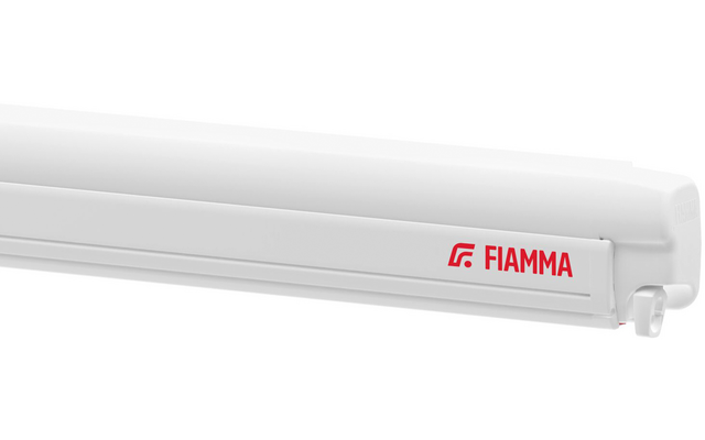 Lange weiße kastenförmige Abdeckung mit rotem Schriftzug "FIAMMA" und abgerundetem Endstück auf weißem Hintergrund