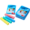 Boîte en plastique bleue avec un personnage de dessin animé imprimé et trois morceaux de craie colorés en jaune, vert et rose devant