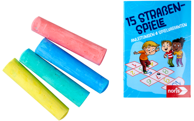 Quatre craies colorées en bleu, rouge, jaune et bleu clair à côté d'une boîte de cartes de jeu portant l'inscription « 15 JEUX DE PLAGE » avec une illustration d'enfants à la plage