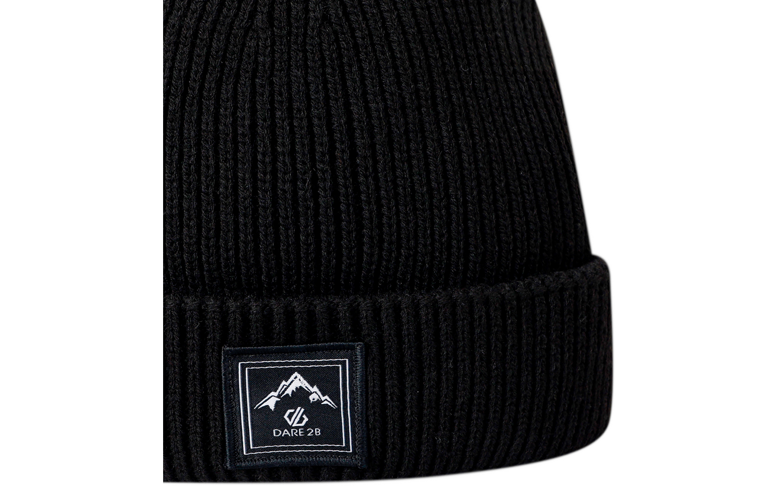 Gorro de punto negro acanalado con borde vuelto y parche cuadrado con silueta de montaña y texto 'DAICE 28'