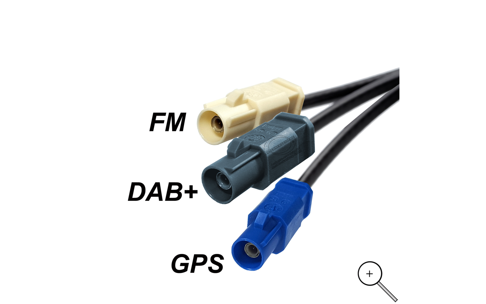 Drei verschiedene Kabelstecker in den Farben Beige, Schwarz und Blau mit den Beschriftungen FM, DAB+ und GPS