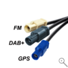 Drei verschiedene Kabelstecker in den Farben Beige, Schwarz und Blau mit den Beschriftungen FM, DAB+ und GPS