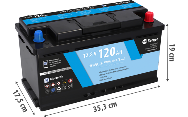 Schwarze Autobatterie mit blauen und roten Kappen, auf weißem Hintergrund