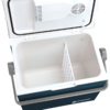 Box termico portatile aperto con interno bianco, separatore centrale, coperchio aperto con griglia di ventilazione, bordo esterno blu e maniglie laterali grigie