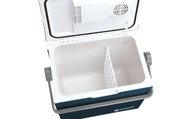 Box termico portatile aperto con interno bianco, separatore centrale, coperchio aperto con griglia di ventilazione, bordo esterno blu e maniglie laterali grigie