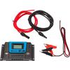 Regolatore di carica solare con display digitale e due cavi collegati, uno con connettori rossi e neri, l'altro con pinze a coccodrillo