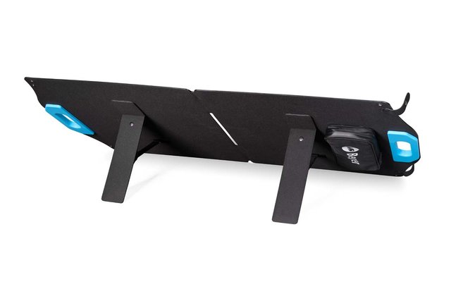 Dispositivo rettangolare nero con due supporti pieghevoli e elementi blu alle estremità