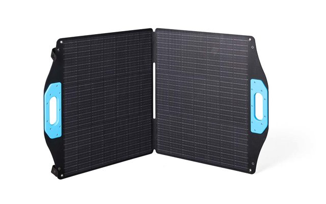 Pannello solare pieghevole aperto con celle solari nere e maniglie blu ai lati