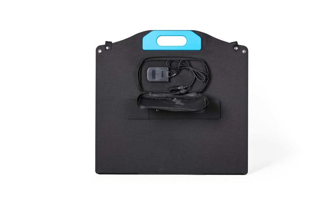 Pannello solare pieghevole nero con manico blu e cavo di ricarica fissato