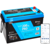 Batterie de voiture bleue avec boîtier noir et un smartphone avec application batterie à côté