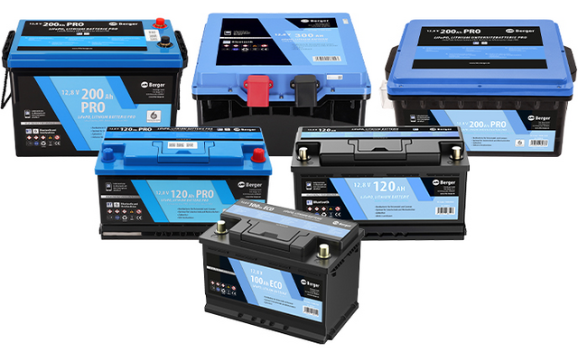 Sechs rechteckige blau-schwarze Batterien mit Etiketten und Metallpolklemmen auf weißem Hintergrund