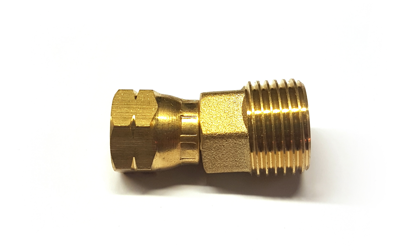 Nahaufnahme eines vergoldeten Metallverbinders mit Außengewinde