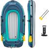 Aufblasbares Boot in Blau und Türkis, Draufsicht und Seitenansicht, zwei Paddel mit gelben Blattflächen und schwarze Handpumpe