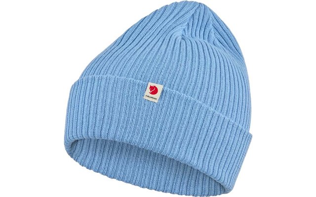 Lichtblauwe geribbelde gebreide muts met omslag en klein wit stoffen label met rood logo