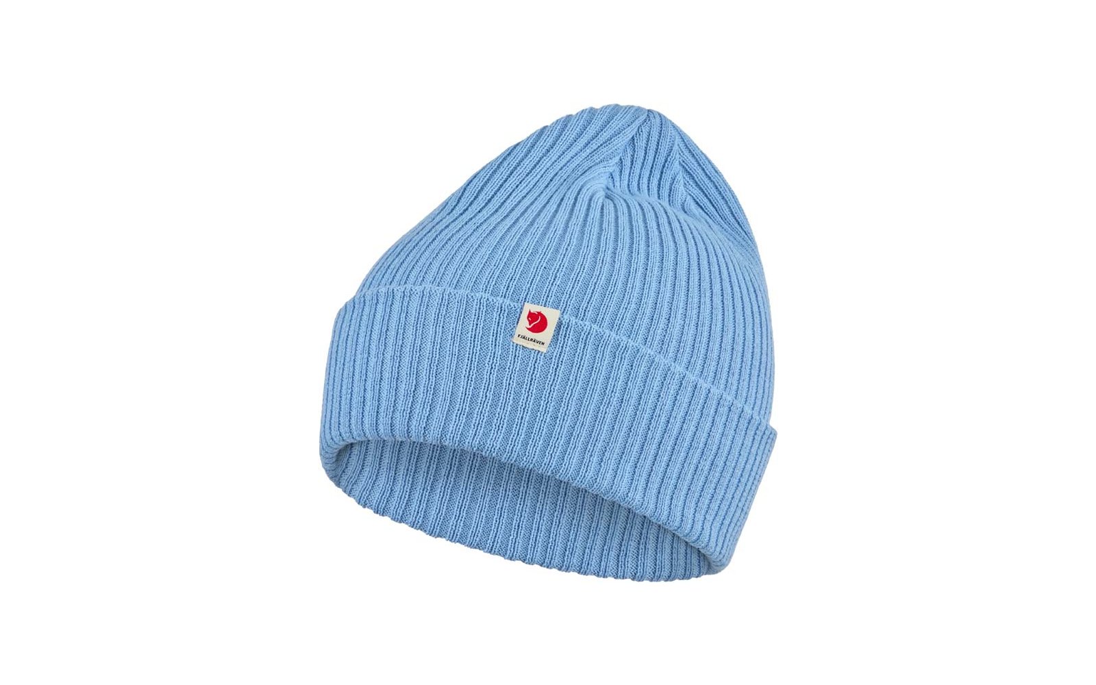Lichtblauwe geribbelde gebreide muts met omslag en klein wit stoffen label met rood logo