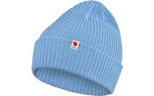 Lichtblauwe geribbelde gebreide muts met omslag en klein wit stoffen label met rood logo