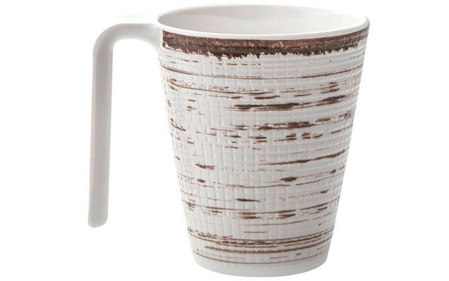 Weiße Keramiktasse mit unregelmäßigen braunen horizontalen Streifen und linksseitigem Griff