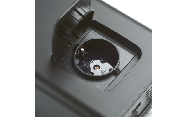 Runde Steckdose mit Schutzkontakt und offenem Klappdeckel in schwarzem Gerät