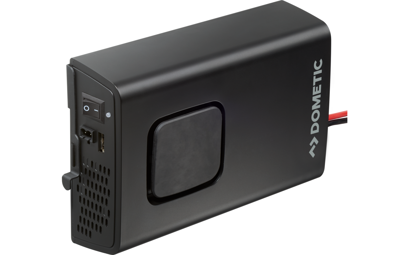Schwarzes, rechteckiges elektronisches Gerät mit abgerundeten Kanten; rechts der Schriftzug "Dometic"; links Ein-/Ausschalter, Anschlussbuchsen und Lüftungsöffnungen; mittig ein quadratisches, leicht vertieftes Feld; rechts führen rote und schwarze K