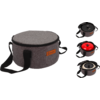 Sac rond gris avec sangle noire et trois petites casseroles rondes de camping en noir, rouge et argent