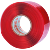 Glänzende Rolle roten Klebebands mit weißem, bedrucktem Pappkern