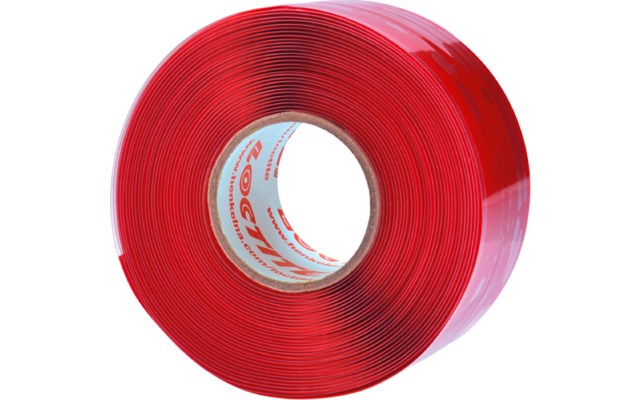Glänzende Rolle roten Klebebands mit weißem, bedrucktem Pappkern