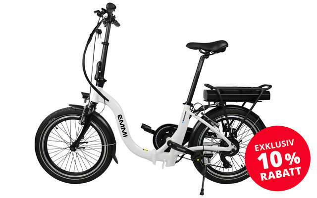 Een witte e-bike met een zwarte accu en voor- en achterwielen, staand op een standaard