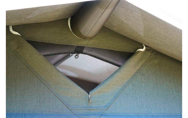Olivgrüner Stoff mit dreieckiger Öffnung, teilweise geöffnetem Reißverschluss, darunter graues Netz, sichtbare schwarzer Stab und Nähte