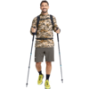 Mann in Outdoor-Kleidung mit Rucksack und Trekkingstöcken, trägt Shorts und gelbe Sportschuhe