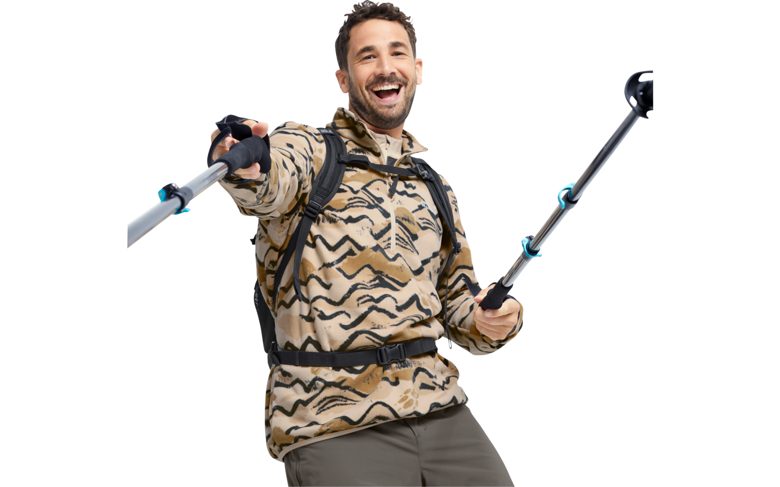 Lächelnde Person mit Rucksack, beige gemusterter Jacke und zwei Wanderstöcken auf weißem Hintergrund