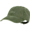 Olijfgroene baseballpet met gebogen klep en klein wit geborduurd bergmotief aan de voorkant; verstelbare band met metalen gesp achteraan
