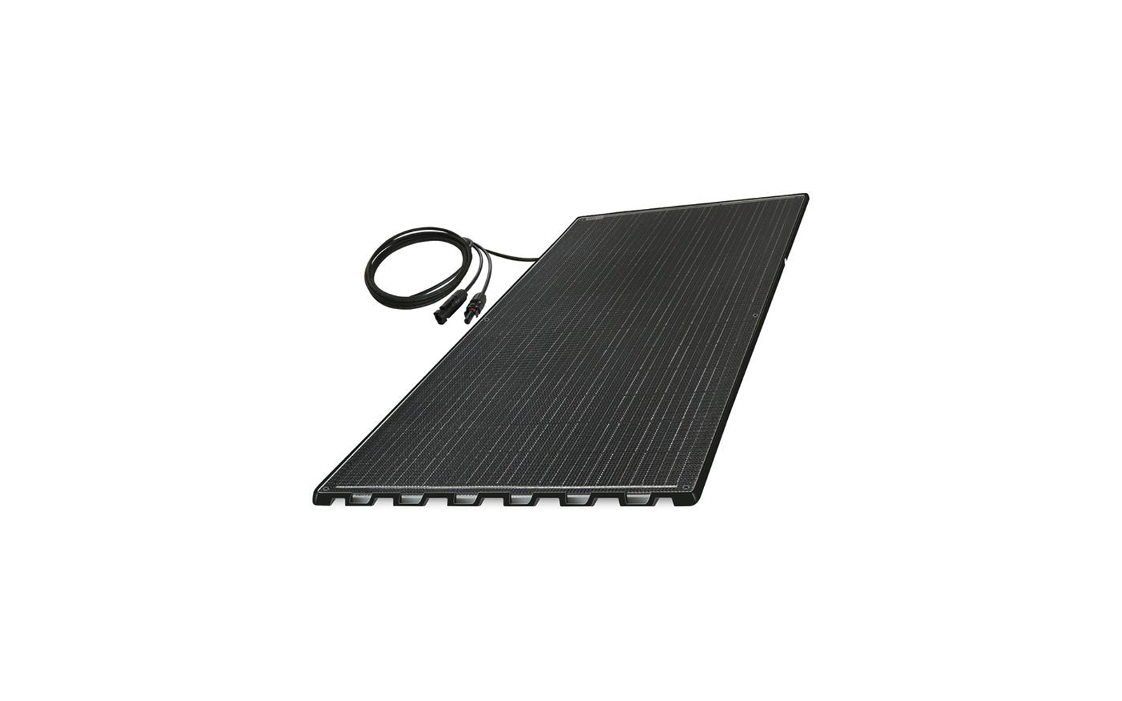 dünnes schwarzes rechteckiges Solarpanel mit Kabel und Steckverbindern auf weißem Hintergrund