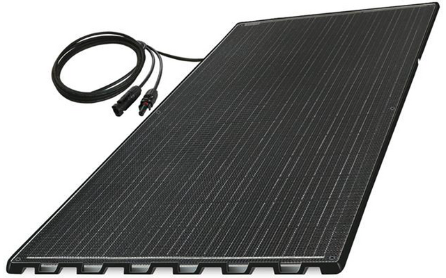 dünnes schwarzes rechteckiges Solarpanel mit Kabel und Steckverbindern auf weißem Hintergrund
