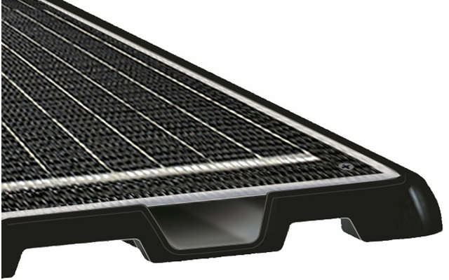 Nahaufnahme einer rechteckigen Platte mit dunkler, gitterförmiger Oberfläche, hellen Linien und schwarzem Rahmen mit Aussparung