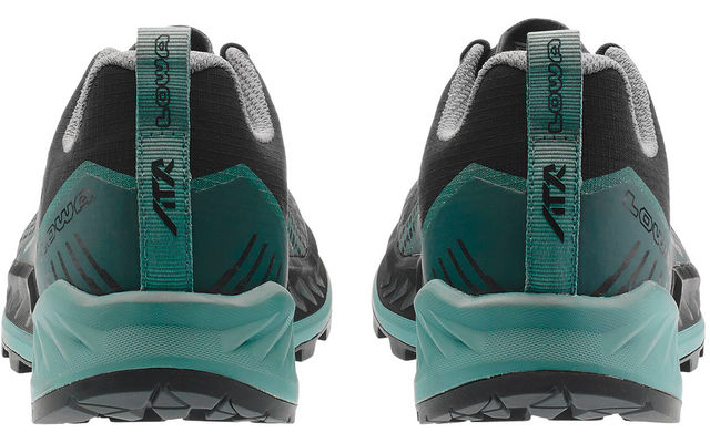 Rückansicht eines grünen und schwarzen Sportschuhs, beide Schuhe nebeneinander