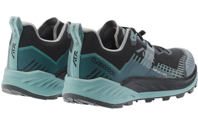 Blauer und schwarzer Wanderschuh mit grauer Sohle