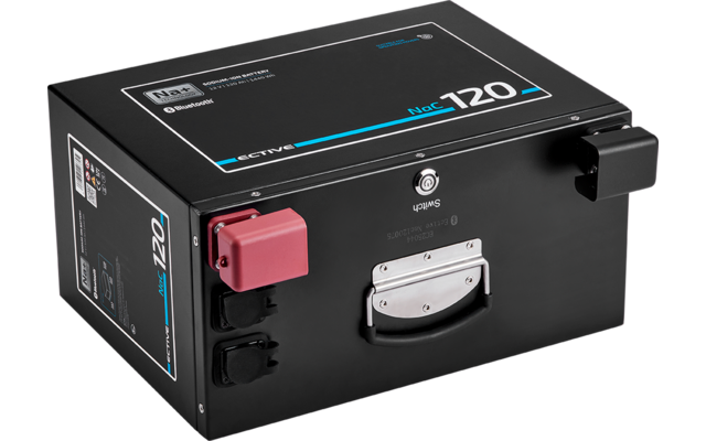 Schwarzer rechteckiger Metallkasten mit Tragegriff vorne, Metallverschluss, rotem und schwarzem Steckverbinder an der Seite und weiß-blauer Aufschrift "hac 120" auf dem Deckel