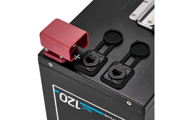 Schwarzer rechteckiger Kasten mit zwei runden Buchsen, jeweils mit befestigter Gummikappe, und einer roten Metallabdeckung über einem Anschluss mit Pluszeichen; seitliches weiß-blaues Etikett mit der Aufschrift 'OZL'